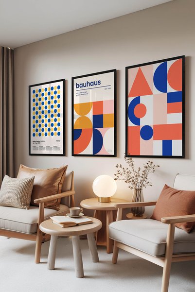 Zestia Set od 3 slike sa crnim ramovima, plavim i narandžastim u Bauhaus stil...