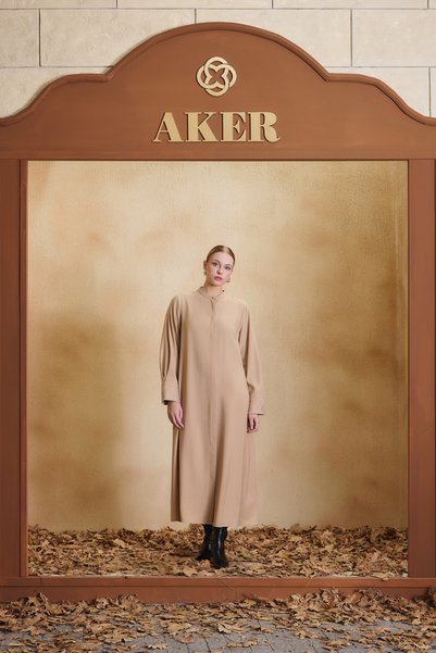 Aker فرايس بيج بياقة حكيم مطرزة