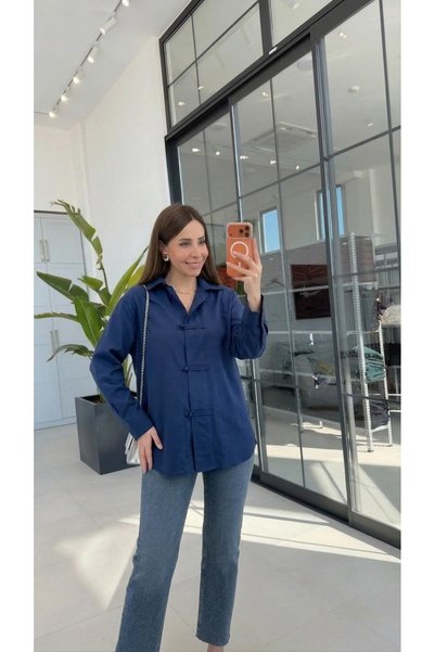 solena sln قميص نسائي عصري بقصة فضفاضة من قماش البوبلين، مزين بأزرار صينية.