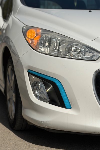 Banxtre Ready-made headlight tint film for daytime running lights on a peugeo...