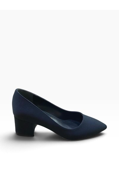 Shoes حذاء نسائي قصير بكعب سميك، مصنوع من قماش الساتان، بتصميم بسيط.