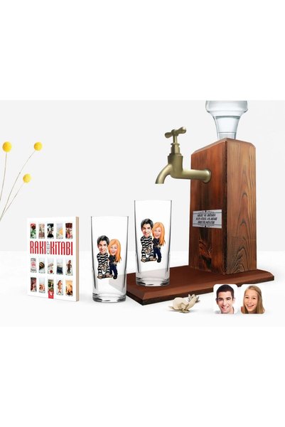 Bk Gift Kişiye Özel Renkli Baskılı Sevgililer Karikatürlü İkili Rakı Bardağı Ahşap Rakı Standı ve Cep Kitabı