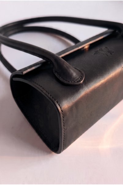 BeeBlack Liakos Model Kadın Omuz Çantası – Siyah Şık Tasarım