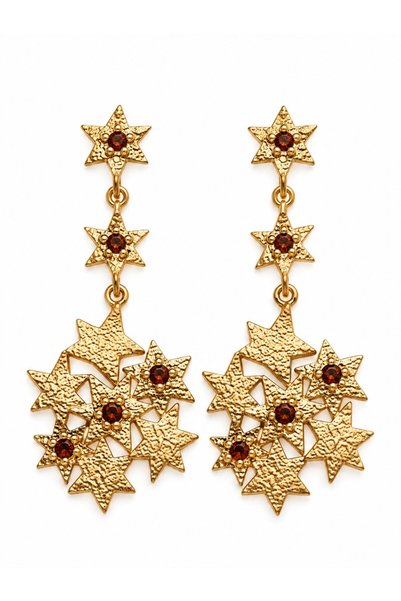 Sacha Accessories أقراط ذهبية مزينة بأشكال نجوم متعددة وتفاصيل من الأحجار.