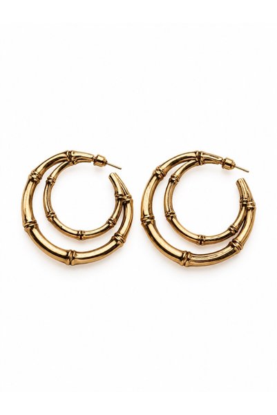 Sacha Accessories حلق ذهبي على شكل خشب البامبو.