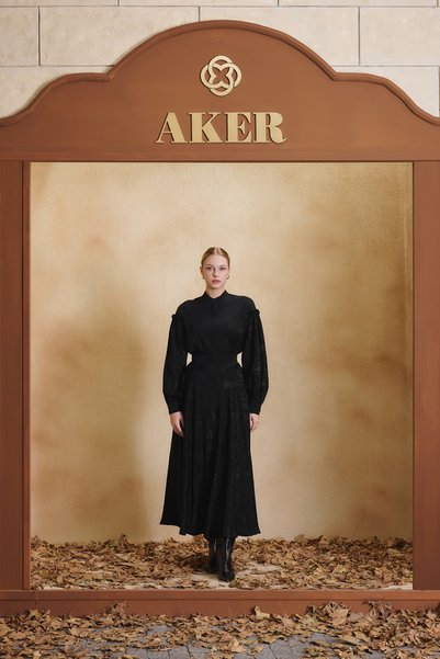 Aker تنورة واسعة سوداء بنقشة جاكار.