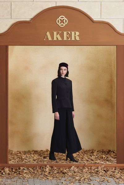 Aker تنورة سوداء مطوية