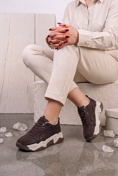 Stilbagshoes حذاء رياضي نسائي من سونيا، تصميم خاص، موديل 65137، لون بني.