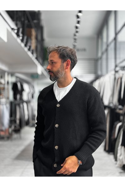 BYBASICMAN Hanorac negru din tricot cu decolteu în V și nasturi MRK-2606