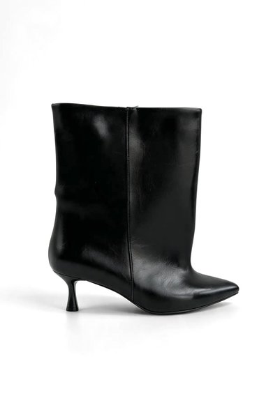 Shoebutik حذاء بوت نسائي أسود اللون من ماركة ماجنيفيكا، بتصميم فضفاض للغاية و...