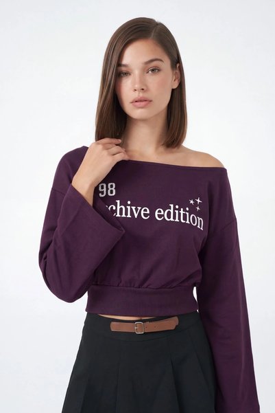 cemo Mürdüm Mor Kayık Yaka Yazı Baskılı Düşük Omuz Crop Kadın Sweatshirt