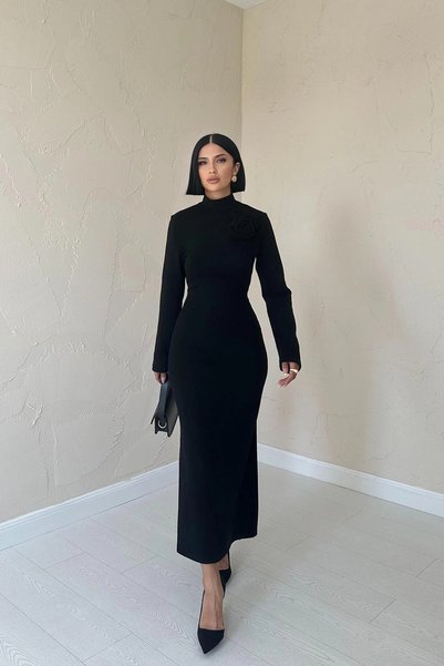 bysocafashion فستان أسود بقصة مستقيمة، مزين بتفاصيل على شكل وردة على الكتف.