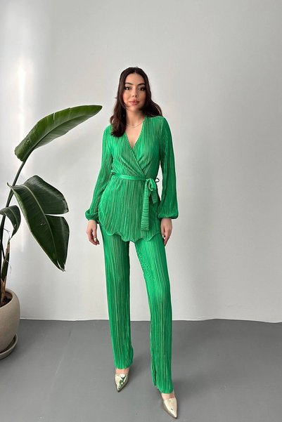 bysocafashion طقم نسائي أخضر مزين بالكشكشة مع حزام.
