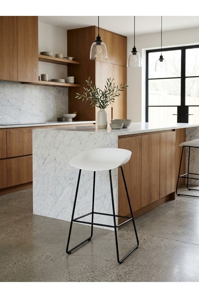 IN HOME STORE كرسي بار مودرن بتصميم انسيابي وقاعدة معدنية سوداء