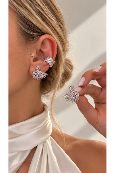 GLARE JEWELRY CO أقراط فولاذية بتصميم على شكل طائر البجع، مزينة بحجر الزركون.