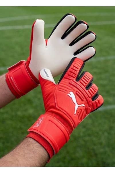 Puma قفازات حارس المرمى للرجال من "فيوتشر بلاي إن سي"، لون أحمر.