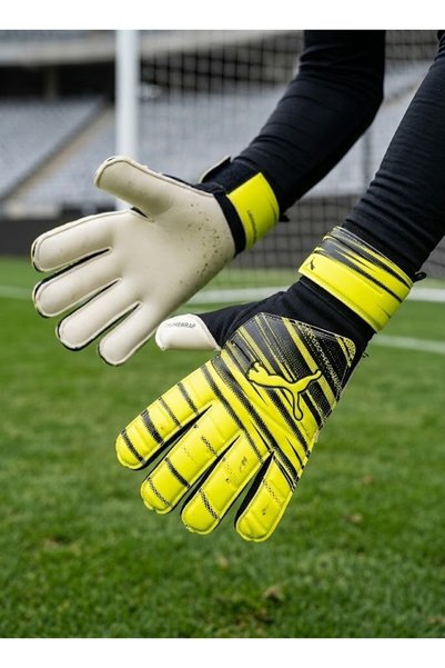 Puma قفازات حارس المرمى للرجال من أتاتكانتو بلاي آر سي، لون أصفر.