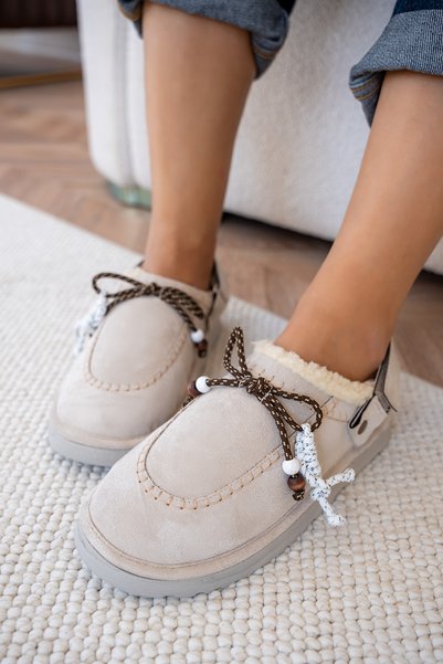 LAMİNTA Bursy Beige Suede Bow-Detailed Fur-Lined Wooden-Beaded Women's Boots.