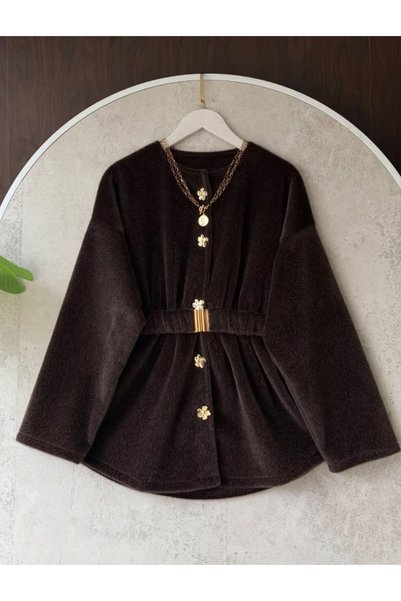 BLUSS جاكيت نسائي بني اللون، مصنوع من قماش ناعم، مزين بأزرار ذهبية، وله تصميم...