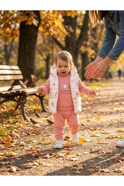 INFANT Σετ φόρμας 3 τεμαχίων με καπιτονέ γιλέκο με ροζ καρδιές