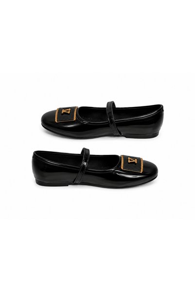 Hepsi Moda حذاء باليرينا أسود اللون، مزين بحزام وإكسسوارات من توكة.