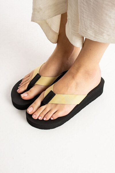 akix Women's Wedge Heel, 4.5 cm, Fabric-Lined, Toe-Separated, Comfortable Slippers That Don't Hurt Your Feet