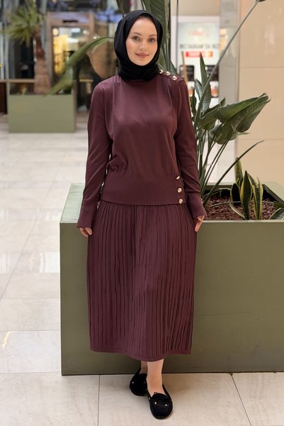 Nuss Mercerized Set with a Tunic Featuring Gold Button Details and a Pleated ...