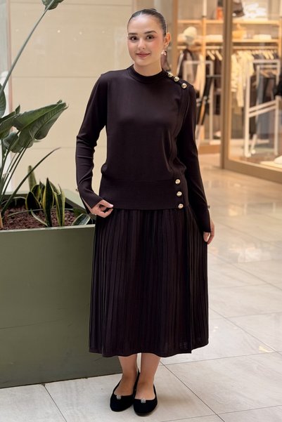 Nuss Mercerized Set with a Tunic Featuring Gold Button Details and a Pleated ...