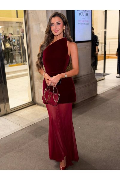 Princess sa فستان سهرة عنابي بتصميم الكتف الواحد وقصة