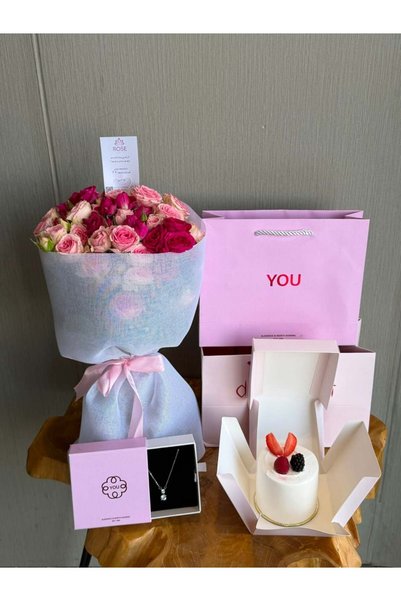Other A copy of a high-end gift set: a chic necklace with a bouquet of baby p...