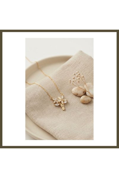 northcity n Gold-Toned Rice-Shaped Necklace with Zircon Stones in a Flower De...