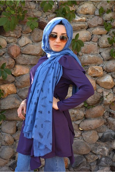 Veille شال أزرق فاتح بنمط ريشة