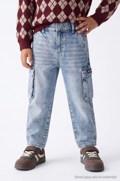 TRENDYOLKIDS Blaue Cargo-Jeanshose mit Taschen für Jungen TKDAW27JE00032