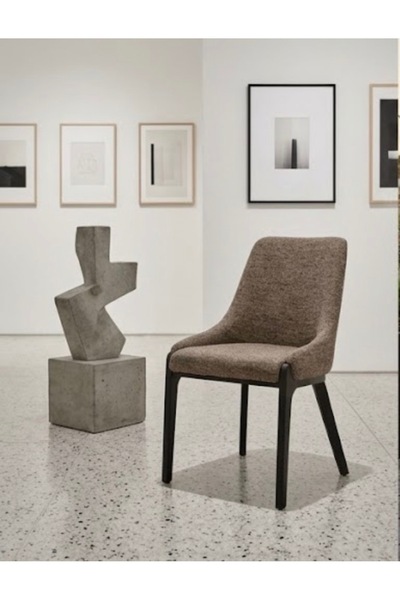IN HOME STORE كرسي سفرة عصري بتصميم مريح وقماش بيج مع أرجل خشبية سوداء
