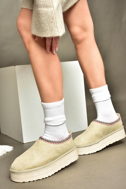 Fox Shoes R612047302 Γυναικείες παντόφλες μπεζ σουέντ με χοντρή σόλα με τριχω...