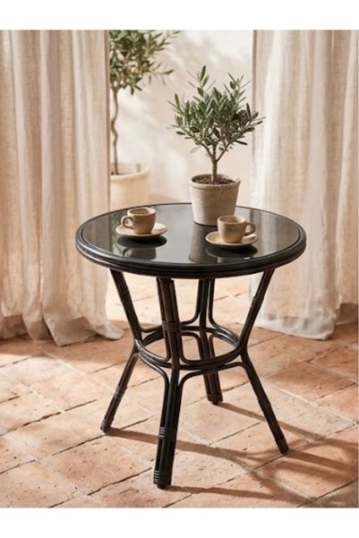 IN HOME STORE طاولة جانبية دائرية من الراتان الأسود مع سطح زجاجي أنيق