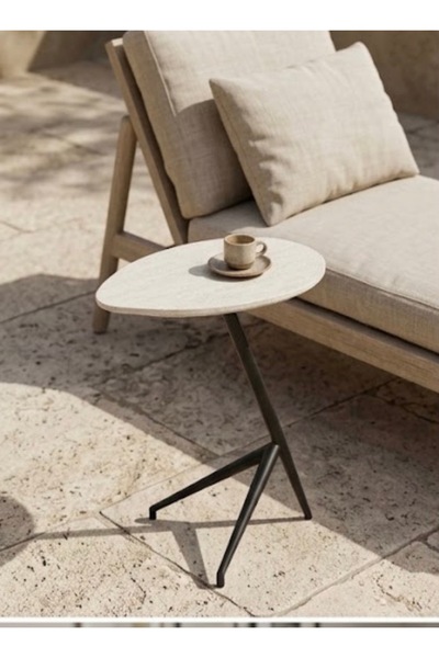 IN HOME STORE طاولة جانبية مودرن بسطح خشبي وقاعدة معدنية سوداء