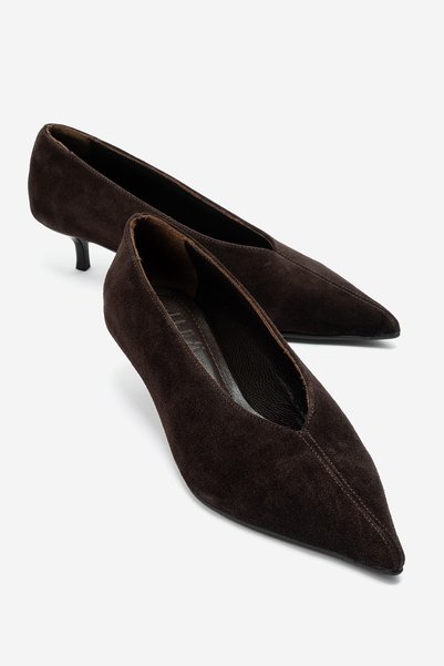 LuviShoes حذاء نسائي قصير الكعب من الجلد الطبيعي باللون البني، ماركة "فيلور".