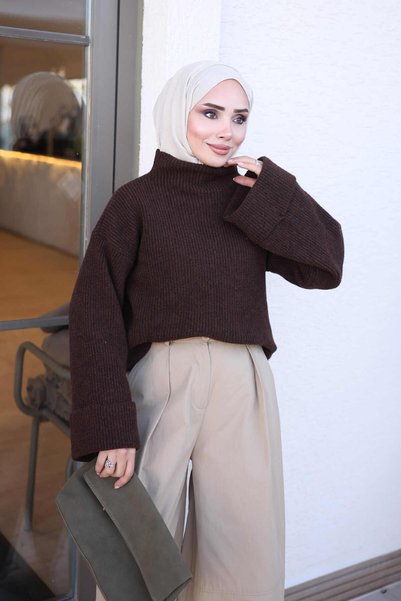 İmajButik سترة صوفية بنية اللون، بياقة عالية وأكمام واسعة.