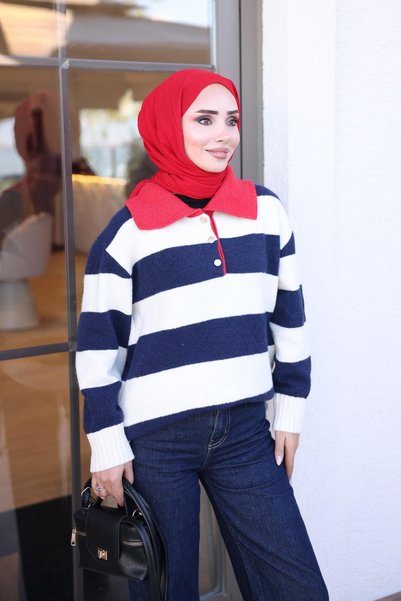 İmajButik كنزة صوفية بيضاء وبنية داكنة، بياقة بولو، مخططة، وذات ملمس ناعم.