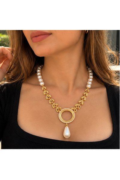 Solenzia Gold Renk Yaprak Desenli İnci Detaylı Yuvarlak Halka ve Damla Uçlu K...