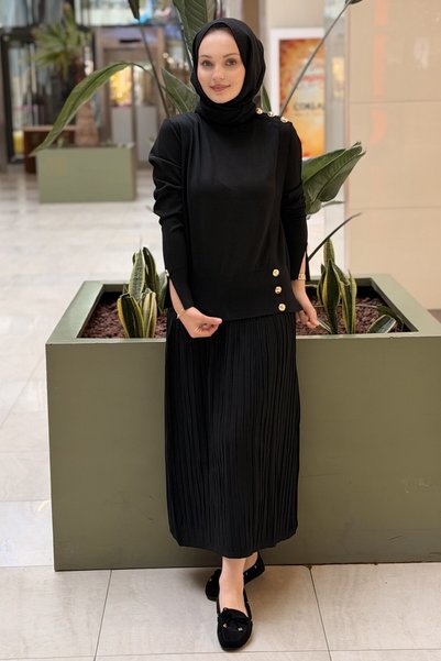 Nuss Mercerized Set with a Tunic Featuring Gold Button Details and a Pleated ...