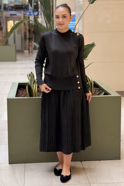Nuss Mercerized Set with a Tunic Featuring Gold Button Details and a Pleated ...