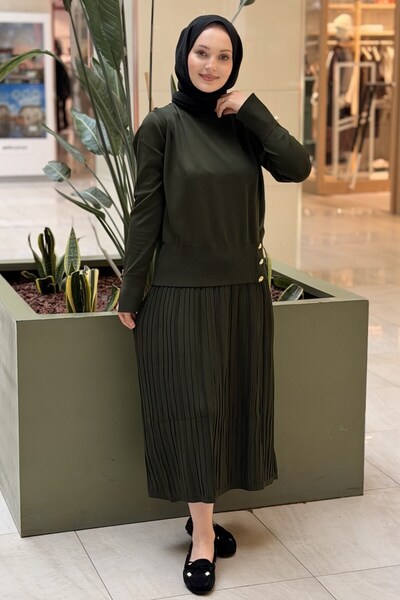 Nuss Mercerized Set with a Tunic Featuring Gold Button Details and a Pleated ...