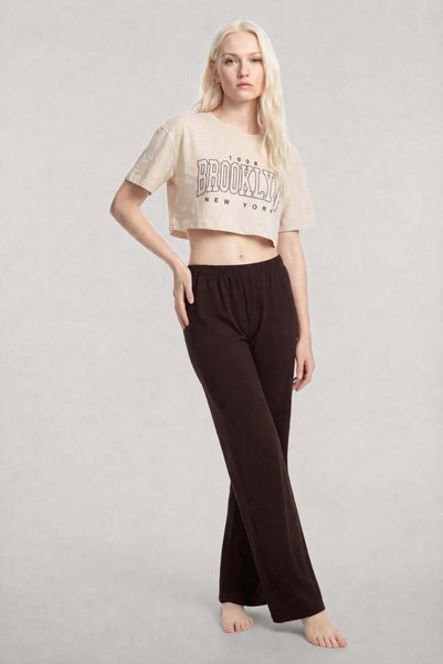 Akbeniz Σετ με t-shirt crop με τύπωμα και παντελόνι σε χρώμα μπεζ-καφέ