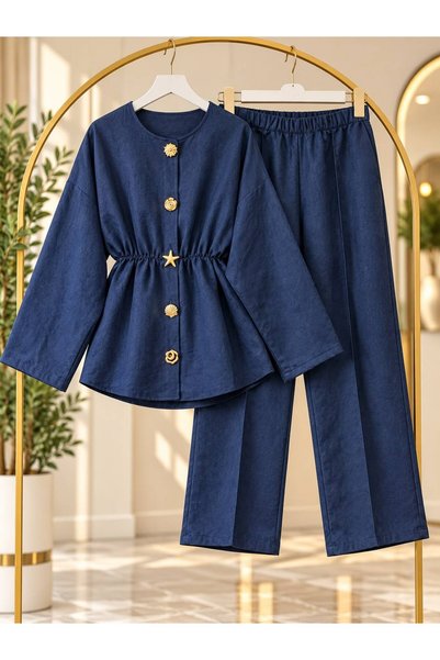 YILMAZBARMAZ Costum de damă cu pantaloni din piele întoarsă, cu nasturi aurii...