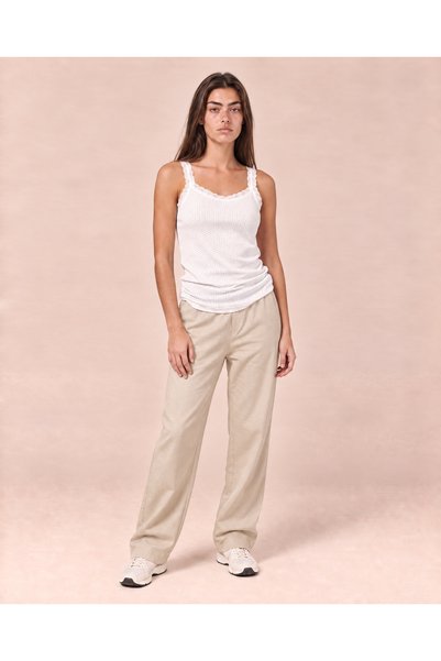 TOP CLOTHE توب نسائي أبيض منقط بدانتيل، بلوزة كت بدون أكمام بحمالات دانتيل وياقة مستديرة، توب كاجوال بقصة سليم فيت