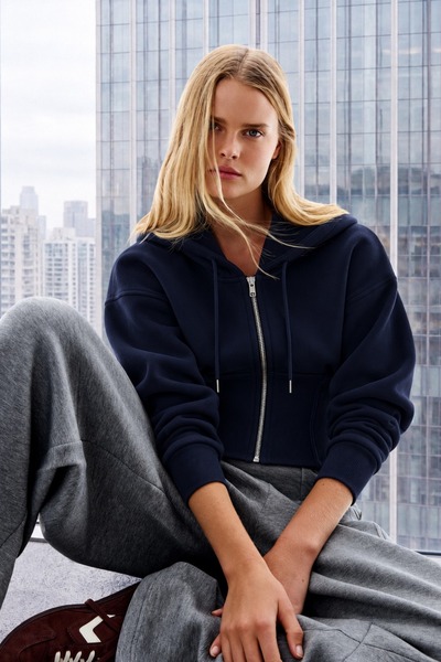 DAMGA JEANS سترة نسائية عصرية باللون الكحلي، بتصميم حديث، مع غطاء للرأس وسحاب.