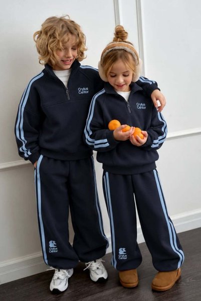 NOBLEKIDS طقم رياضي للأطفال بتفاصيل شريطية باللون الكحلي.