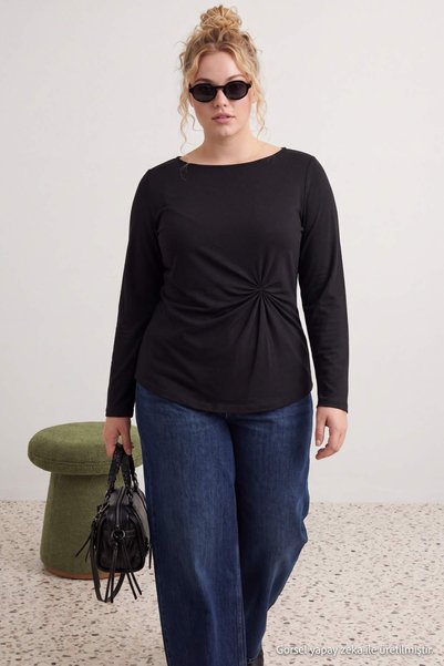 Trendyol Curve بلوزة سوداء بلون واحد وياقة قاربية مقاس كبير TBBAW27AF00099
